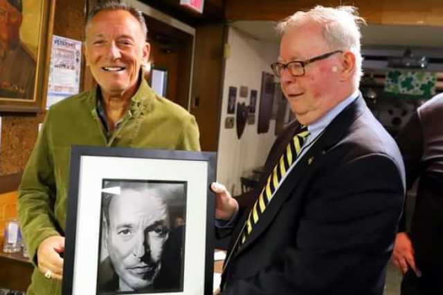 Bruce Springsteen riceve il ritratto creato dall'andriese Paola: �Oh wow, sono io�